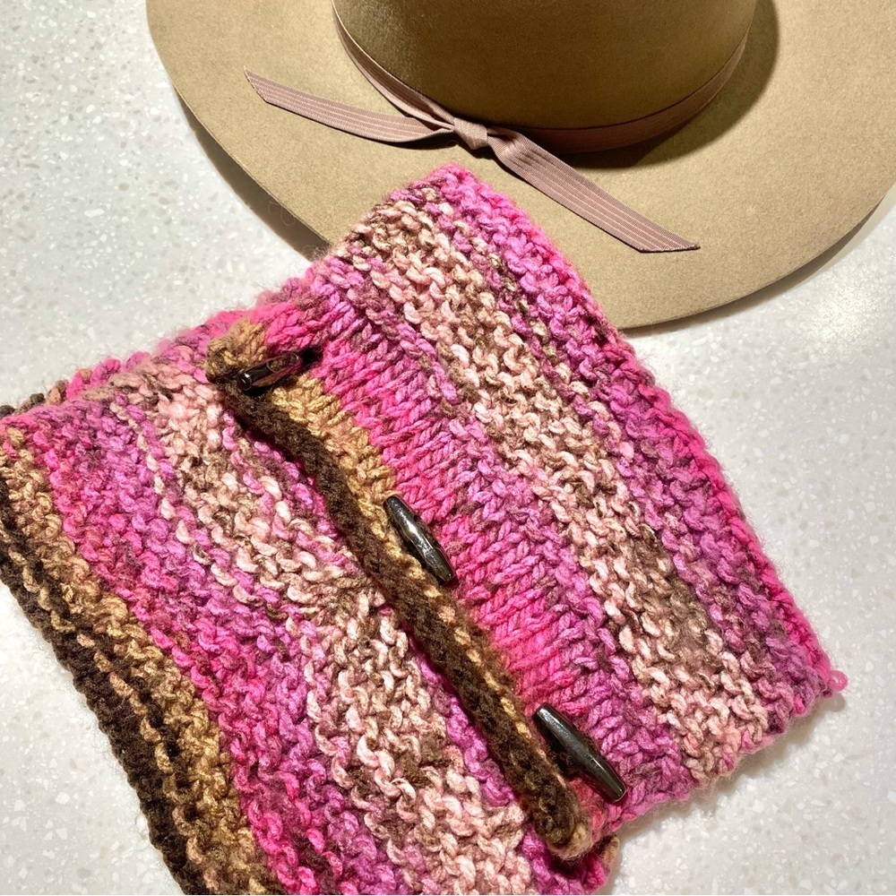 Artisan neck wrap/scarf w toggle buttons w cabin cottage vibe